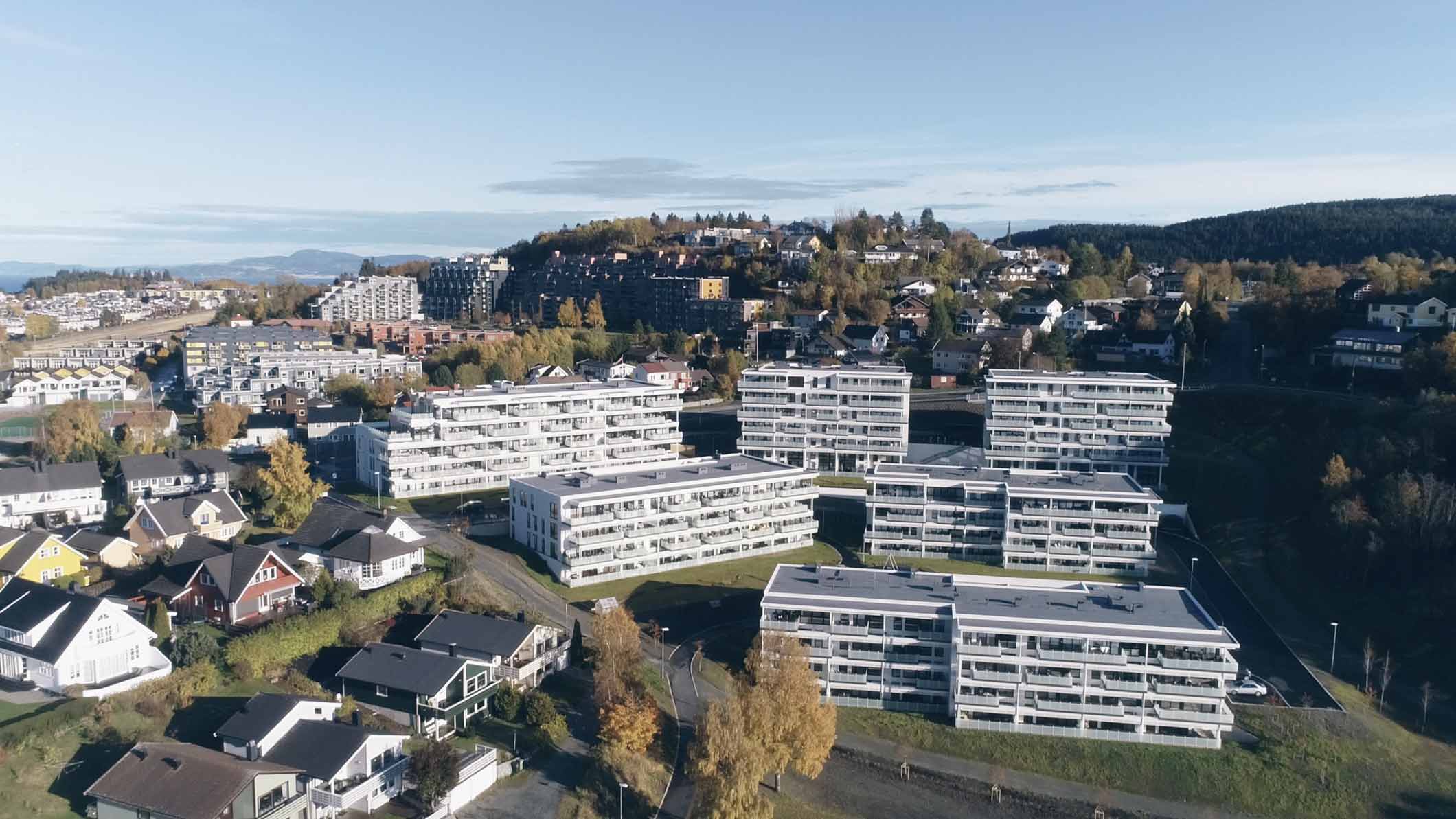 Dronefoto av boligblokker i Trondheim